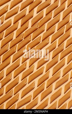 Rohe Teigwaren aus Vollweizenmehl auf beigefarbenem Hintergrund. Muster. Textur Stockfoto