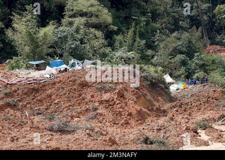 Kuala Lumpur, Malaysia. 16.. Dezember 2022. Retter suchen nach Erdrutschopfern in Batang Kali, Malaysia, 16. Dezember 2022. Die Such- und Rettungsteams arbeiten hart daran, mehr als ein Dutzend Menschen zu retten, die noch immer von einem Erdrutsch in Malaysia gefangen sind, der am Freitag mindestens 16 Menschenleben gefordert hat. Kredit: Str/Xinhua/Alamy Live News Stockfoto