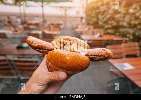 Ketchup und Senf auf Bratwurst - traditioneller deutscher Hotdog. Street Food und Fastfood Stockfoto