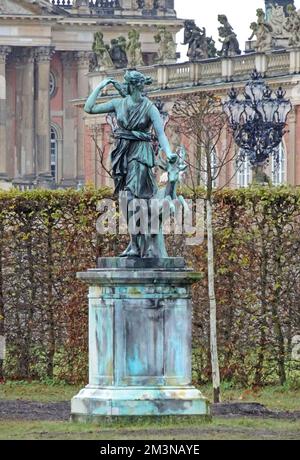 Potsdam, Deutschland - Nov. 21 2017 Bronzestatue von Artemis oder Diana mit Hirsch in Sanssouci. Es ist eine Kopie einer berühmten römischen Statue, aus Marmor der Stockfoto