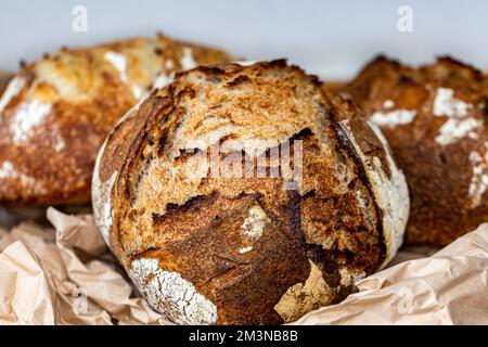 Eine Nahaufnahme von frisch gebackenem Sauerteigbrot Stockfoto