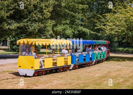 30. Juli 2022, Köln, Deutschland: Kinder- und Erwachsenenbahn im Rheinpark als Attraktion Stockfoto