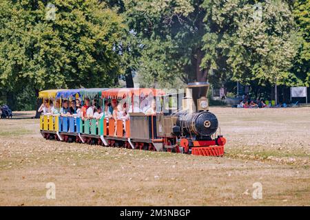 30. Juli 2022, Köln, Deutschland: Kinder- und Erwachsenenbahn im Rheinpark als Attraktion Stockfoto