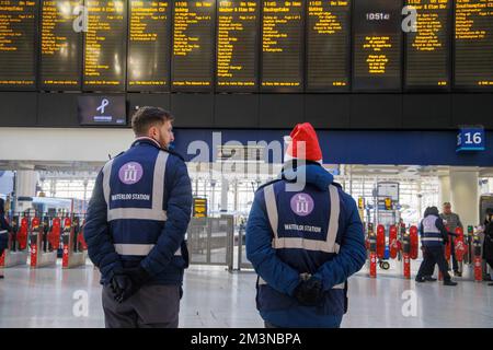 London, Großbritannien. 16.. Dezember 2022. Die Station Waterloo liegt nur noch knapp über eine Woche vor Weihnachten und ist aufgrund der industriellen Aktivitäten von 40.000 Mitgliedern der RMT Union ziemlich ruhig. Die Eisenbahnunternehmen streiken am 13., 14., 16. Und 17.. Dezember. Sie verlangen eine bessere Bezahlung. Kredit: Mark Thomas/Alamy Live News Stockfoto