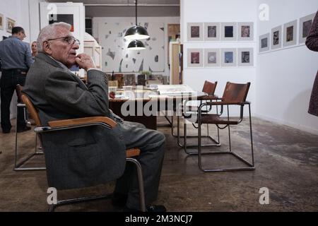 Tel Aviv, Israel. 15.. Dezember 2022. Der italienische israelische Künstler, Maler und Pädagogen PIERO CIVIDALLI, 96, eröffnet eine 80 Jahre alte Ausstellung in der RawArt Gallery. Kredit: Nir Alon/Alamy Live News Stockfoto