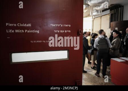 Tel Aviv, Israel. 15.. Dezember 2022. Der italienische israelische Künstler, Maler und Pädagogen PIERO CIVIDALLI, 96, eröffnet eine 80 Jahre alte Ausstellung in der RawArt Gallery. Kredit: Nir Alon/Alamy Live News Stockfoto