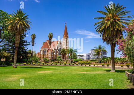 Grüner botanischer Parlamentsgarten in Windhoek, Namibia. Christus-Kirche oder Christus-Kirche. Windhoek, Namibia. Afrika. Stockfoto