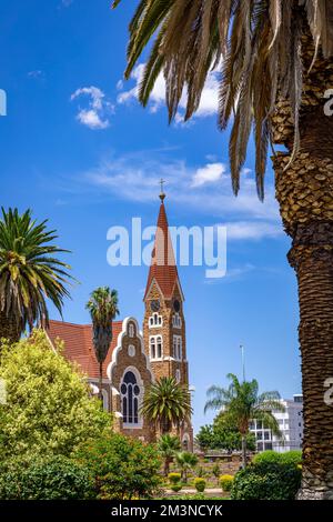 Grüner botanischer Parlamentsgarten in Windhoek, Namibia. Christus-Kirche oder Christus-Kirche. Windhoek, Namibia. Afrika. Stockfoto