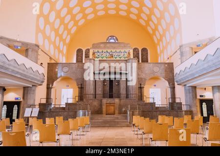 28. Juli 2022, Essen, Deutschland: Panoramablick auf das helle und dekorierte Innere der jüdischen Synagoge in Essen. Stockfoto