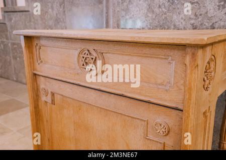 28. Juli 2022, Essen, Deutschland: Hölzerner Altar mit Davidstern im Inneren der jüdischen Synagoge Stockfoto