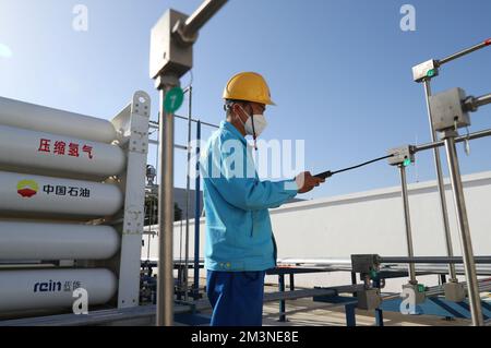 (221216) -- SHANGHAI, 16. Dezember 2022 (Xinhua) -- Ein Mitarbeiter führt einen Sicherheitscheck an einer Wasserstofftankstelle in Lingang New Area im Pudong New Area im Schanghai im Osten Chinas durch, 15. Dezember 2022. Als Demonstrationszone für den gewerblichen Betrieb von mit Wasserstoff betriebenen Fahrzeugen mit Brennstoffzellen in Shanghai, Seit Anfang 2022 ist das neue Gebiet von Lingang einen Kilometer weiter gegangen, um mehr mit Wasserstoff betriebene öffentliche Busse mit Brennstoffzellen in den praktischen Einsatz zu bringen, und bis heute fahren 66 Einheiten dieser Art auf den Straßen dorthin. Weitere 52 Einheiten haben bereits mit dem Testbetrieb ohne Nutzlast begonnen und werden voraussichtlich den starten Stockfoto