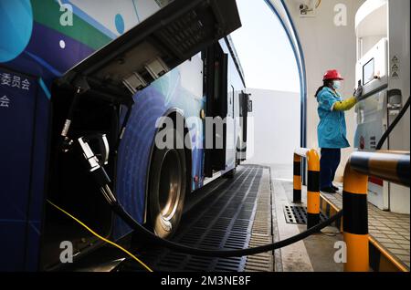 (221216) -- SHANGHAI, 16. Dez. 2022 (Xinhua) -- Ein Mitarbeiter betankt einen öffentlichen Bus an einer Wasserstofftankstelle in Lingang New Area in Pudong New Area in Ost-Chinas Shanghai, 15. Dez. 2022. Als Demonstrationszone für den gewerblichen Betrieb von mit Wasserstoff betriebenen Fahrzeugen mit Brennstoffzellen in Shanghai, Seit Anfang 2022 ist das neue Gebiet von Lingang einen Kilometer weiter gegangen, um mehr mit Wasserstoff betriebene öffentliche Busse mit Brennstoffzellen in den praktischen Einsatz zu bringen, und bis heute fahren 66 Einheiten dieser Art auf den Straßen dorthin. Weitere 52 Einheiten haben bereits mit dem Testbetrieb ohne Nutzlast begonnen und werden voraussichtlich mit dem Start beginnen Stockfoto