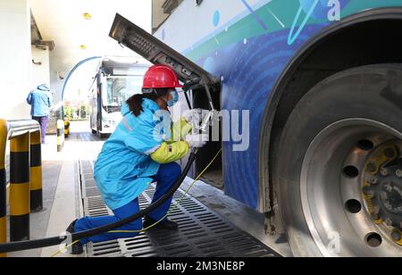 (221216) -- SHANGHAI, 16. Dez. 2022 (Xinhua) -- Ein Mitarbeiter betankt einen öffentlichen Bus an einer Wasserstofftankstelle in Lingang New Area in Pudong New Area in Ost-Chinas Shanghai, 15. Dez. 2022. Als Demonstrationszone für den gewerblichen Betrieb von mit Wasserstoff betriebenen Fahrzeugen mit Brennstoffzellen in Shanghai, Seit Anfang 2022 ist das neue Gebiet von Lingang einen Kilometer weiter gegangen, um mehr mit Wasserstoff betriebene öffentliche Busse mit Brennstoffzellen in den praktischen Einsatz zu bringen, und bis heute fahren 66 Einheiten dieser Art auf den Straßen dorthin. Weitere 52 Einheiten haben bereits mit dem Testbetrieb ohne Nutzlast begonnen und werden voraussichtlich mit dem Start beginnen Stockfoto