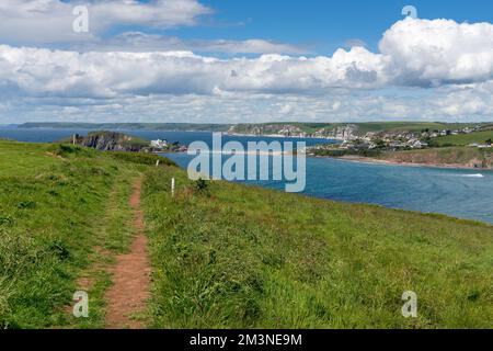 THURLESTONE, DEVON, GROSSBRITANNIEN. MAI 24. Blick vom South West Coastal Path in der Nähe von Thurlestone in Richtung Burgh Island in Devon am 24. Mai 2022 Stockfoto