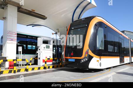 (221216) -- SHANGHAI, 16. Dezember 2022 (Xinhua) -- Ein mit Wasserstoff betriebener öffentlicher Bus (R) mit mittlerer Kapazität nähert sich einer Wasserstoff-Tankstelle in Lingang neuer Bereich von Pudong New Area in Ost-Chinas Shanghai, 15. Dezember 2022. Als Demonstrationszone für den gewerblichen Betrieb von mit Wasserstoff betriebenen Fahrzeugen mit Brennstoffzellen in Shanghai, Seit Anfang 2022 ist das neue Gebiet von Lingang einen Kilometer weiter gegangen, um mehr mit Wasserstoff betriebene öffentliche Busse mit Brennstoffzellen in den praktischen Einsatz zu bringen, und bis heute fahren 66 Einheiten dieser Art auf den Straßen dorthin. Weitere 52 Einheiten haben bereits mit dem Testbetrieb A ohne Nutzlast begonnen Stockfoto