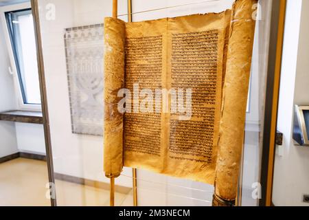 28. Juli 2022, Essen, Deutschland: Handgeschriebene Torah-Schriftrolle oder Sefer. Jüdische Religion und judentum Stockfoto