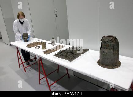 Berlin, Deutschland. 06.. Dezember 2022. Benin Bronzes werden versammelt, um nach Nigeria zu einer Pressekonferenz im Ethnologischen Museum Dahlem zurückzukehren. Kredit: Wolfgang Kumm/dpa/Alamy Live News Stockfoto