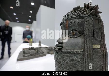 Berlin, Deutschland. 06.. Dezember 2022. Benin-Bronzen werden für die Rückkehr nach Nigeria im Ethnologischen Museum Dahlem zu einer Pressekonferenz versammelt. Kredit: Wolfgang Kumm/dpa/Alamy Live News Stockfoto