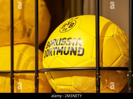 Besuch des FC Borussia Dortmund Fanshops Stockfoto