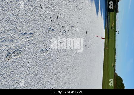 Bristol, Großbritannien. 15.. Dezember 2022. Über Nacht Big Freeze, deckt den Übungsbereich von Putting Green ab. Bildnachweis: Robert Timoney/Alamy Live News Stockfoto