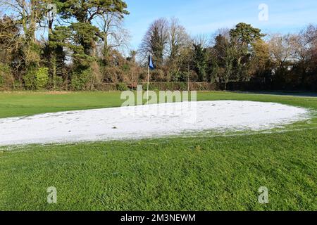 Bristol, Großbritannien. 15.. Dezember 2022. Über Nacht Big Freeze, deckt den Übungsbereich von Putting Green ab. Bildnachweis: Robert Timoney/Alamy Live News Stockfoto