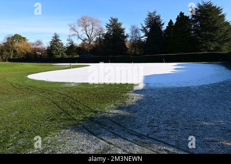 Bristol, Großbritannien. 15.. Dezember 2022. Über Nacht Big Freeze, deckt den Übungsbereich von Putting Green ab. Bildnachweis: Robert Timoney/Alamy Live News Stockfoto