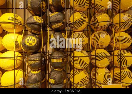 Besuch des FC Borussia Dortmund Fanshops Stockfoto