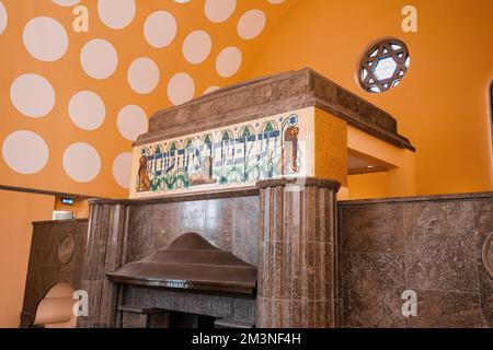 28. Juli 2022, Essen, Deutschland: Detail des Altars im dekorierten Inneren der jüdischen Synagoge in Essen. Stockfoto