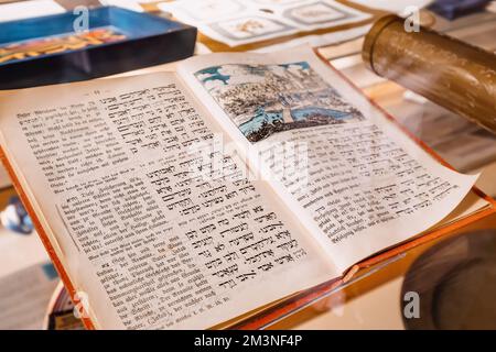 28. Juli 2022, Essen, Deutschland: Das jüdische heilige Buch der Torah mit dem Text in Hebräisch und Deutsch im Museum der Synagoge Stockfoto