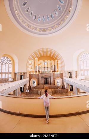 28. Juli 2022, Essen, Deutschland: Besuchermädchen im dekorierten Inneren der jüdischen Synagoge in Essen. Stockfoto