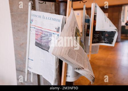 28. Juli 2022, Essen, Deutschland: Zeitungen und andere Pressemedien auf einem Regal in der Stadtstraße. Deutsche Nachrichten und Journalismus Stockfoto