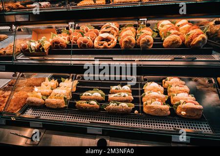 Eine Auswahl an Sandwiches mit verschiedenen Füllungen werden im Schaufenster eines Ladens oder Supermarkts verkauft. Snacks und Fast-Food-Konzept Stockfoto