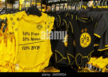 Süßes Baby im Fanshop des FC Borussia Dortmund im Sonderangebot Stockfoto