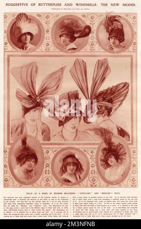 Frauen mit Hüten und großen Schleifen, die an Flügel oder Windmühlen erinnern. Stockfoto