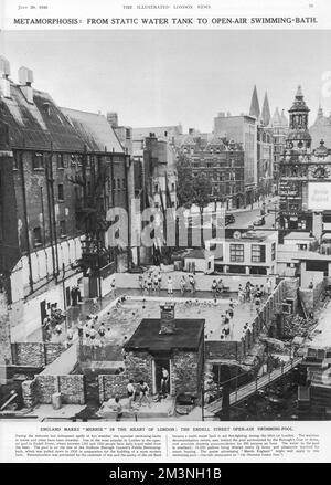 Blick auf den Freiluft-Swimmingpool in der Endell Street, Holborn, London, auf dem Gelände des öffentlichen Badebades des Holborn Borough Council, das 1938 in Vorbereitung auf den Bau eines moderneren Badezimmers heruntergezogen wurde. Der Wiederaufbau wurde durch den Ausbruch des Krieges verhindert und die Höhle des alten Bath wurde zu einem stationären Wassertank, um die Brandbekämpfung während der Explosion in London zu unterstützen. Das Dekontaminationszentrum aus der Zeit des Krieges, das hinter dem Pool, der von der Armeekappe des Borough übersät wird, zu sehen ist, bietet Ankleideunterkünfte für 200 Personen pro Stunde. Jetzt Teil des Oasis Sports Centre. Datum: 1946 Stockfoto