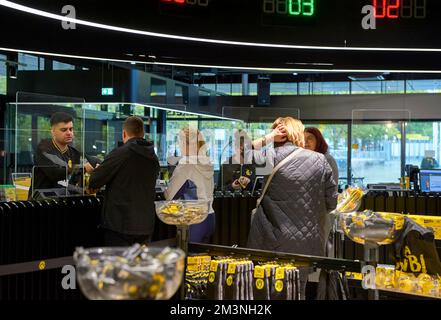 Besuch des FC Borussia Dortmund Fanshops Stockfoto