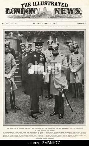 George V. erscheint in Uniform bei einer Inspektion seines Regiments, der 1. Dragonen der Wachen, in Berlin zusammen mit Kaiser Wilhelm II. Während eines Besuchs in Deutschland im Jahr 1913 zur Hochzeit der einzigen Tochter des Kaisers, Prinzessin Victoria Louise. George war Oberst des Regiments. Die beiden Cousins sehen sich Fotos von früheren Festlichkeiten im Zusammenhang mit der Hochzeit an. Dieses Bild wurde weniger als eineinhalb Jahre aufgenommen, bevor England Deutschland im August 1914 den Krieg erklärte. Datum: 1913 Stockfoto