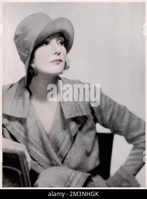 Porträt von Greta Garbo (1905-1990). Greta Garbo wurde in Stockholm geboren und wurde während des Studiums an der Dramatischschule des Königlichen Theaters vom schwedischen Regisseur Mauritz Stiller „besetzt“. Ihr erster Hollywood-Film war "The Temptress" 1926. Zu ihren weiteren Erfolgen zählen „Königin Christie“ (1930), „Anna Karenina“ (1935) und „Ninotschka“ (1939). Sie zog sich 1941 aus dem Film zurück, nachdem sie schlechte Kritiken für "zweigesichtige Frau" erhalten hatte. Sie lebte den Rest ihres Lebens als Einsiedlerin in New York. Datum: 1931 Stockfoto