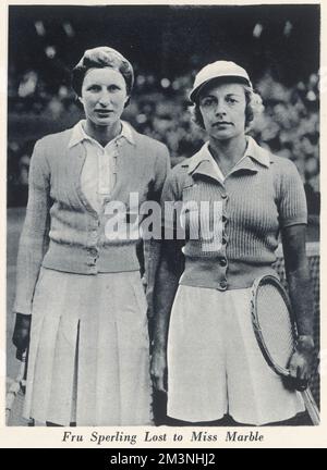 Alice Marble (1913-1990), amerikanische Tennisspielerin, die im selben Jahr als erste Frau sowohl die US Open- als auch die Wimbledon-Singles-Titel gewann, sowie die Doppel- und Mischdoppelspiele für Damen. Außerdem war sie Pionierin beim Tragen von Shorts für Tennis, erstmals 1932 und 1950, unterstützte die schwarze Tennisspielerin Althea Gibson und ermutigte die Öffentlichkeit, schwarze und homosexuelle Tennisspieler in das Spiel aufzunehmen. Hier ist FRU Sperling abgebildet, den sie im Halbfinale mit 6-0 6-0 besiegte, bevor sie Briton Kay Stammers im Finale besiegte, um die Meisterschaft zu gewinnen. Datum: 1939 Stockfoto