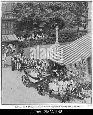 Prinzessin Margaret von Connaught und ihr neuer Ehemann, Prinz Gustavus Adolphus von Schweden, haben sich vorgestellt, wie sie St. George's Chapel, Windsor in einer Kutsche nach ihrer Hochzeit am 15. Juni 1905. Datum: 1905 Stockfoto