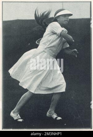 Helen Wills Moody (1905 - 1998), amerikanische Tennisspielerin und achtfache Wimbledon-Meisterin, dargestellt als junges Mädchen, das in der Halbfinalrunde der Junior Championship in Forest Hills spielt und den berühmten Augenschirm oder die Sonnenblende trägt, die sie auf dem Rasentennisplatz vorstellte. 1933 Stockfoto