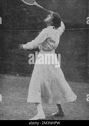 Dorothea Douglass Lambert Chambers (1878 - 1960), englischer Tennisspieler und siebenmal Gewinner des Damenspiels in Wimbledon zwischen 1903 und 1914. Hier im Jahr 1919, als sie im Finale von Suzanne Lenglen geschlagen wurde. 1913 Stockfoto