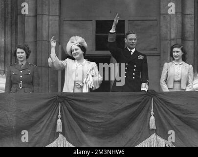 Königliche Familie auf dem Balkon des Buckingham Palace, 1945 Stockfoto