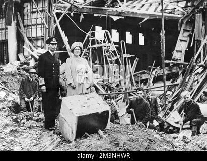 König und Königin untersuchen Bombenschäden im Buckingham Palace Stockfoto