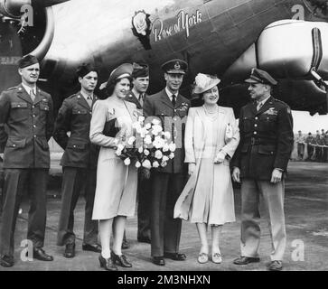 Ihre Majestäten, König George VI. Und Königin Elizabeth, begleitet von Prinzessin Elizabeth, die 1944 eine USAAF-Station besuchte, und mit General Doolittle, kurz nachdem Prinzessin Elizabeth die fliegende Festung getauft hatte, die sie beherbergte, „Rose von York“. Datum: 1944 Stockfoto