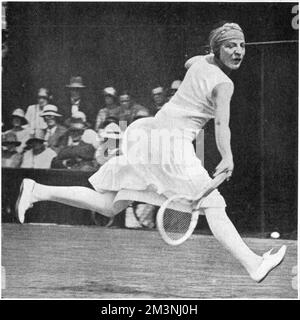 Suzanne Lenglen (1899 - 1938), französische Tennisspielerin, Gewinner von 81 Singles-Titeln in den 1920er Jahren. Er wurde auf dem Platz gezeichnet, als sie beim Wimbledon-Finale 1925 ihr typisches Bandeau trug und dabei Miss Joan Fry besiegte. Datum: 1925 Stockfoto