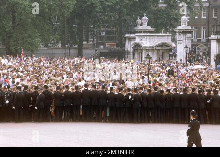 Während der königlichen Hochzeit von Prinz Charles und Lady Diana Spencer am 29. Juli 1981 stellen sich die Polizisten vor den Menschenmassen auf, um die Route zu sichern. Datum: 1981 Stockfoto