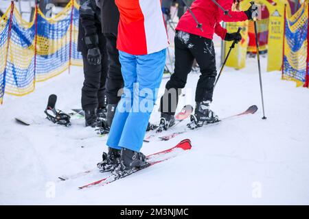 Oberwiesenthal, Deutschland. 16.. Dezember 2022. Die ersten Wintersportbegeisterten stehen am Aufzug im Skigebiet Fichtelberg an. Die Saison beginnt am selben Tag im größten alpinen Skigebiet Sachsens. Besonders der Frost der letzten Nächte hatte den Betreibern der Fichtelberg-Seilbahn in die Hände gespielt. So könnte man ausreichend künstlichen Schnee mit 70 Schneekanonen herstellen. Die ersten Langlaufstrecken sind ebenfalls in Betrieb. Kredit: Jan Woitas/dpa/Alamy Live News Stockfoto