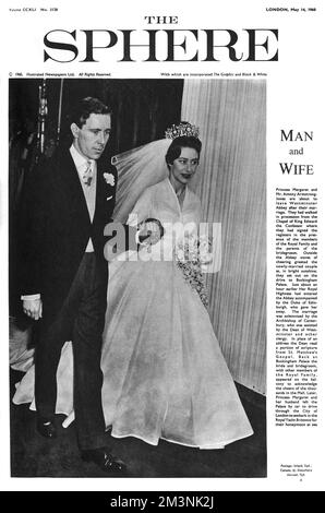 Auf dem inneren vorderen Cover des Sphere Magazins wird die frisch verheiratete Prinzessin Margaret dargestellt, die zusammen mit ihrem Ehemann Anthony Armstrong Jones (Earl Snowdon) Westminster Abbey nach ihrer Hochzeit am 6. Mai 1960 verließ. Datum: 1960 Stockfoto