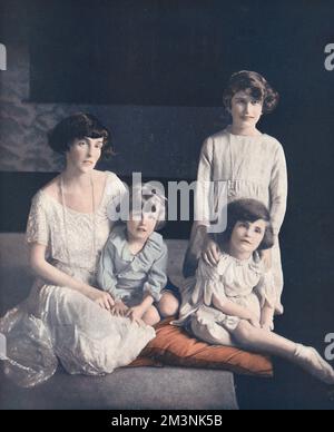 Eine der acht Brautjungfern auf der königlichen Hochzeit zwischen Prinz Albert, Herzog von York, und Lady Elizabeth Bowes-Lyon in Westminster Abbey am 26. April 1923, die Brautnichte Cecilia Bowes-Lyon, mit ihrer Mutter, Lady Glamis (Tochter des zehnten Herzogs von Leeds) Und ihr Zwillingsbruder und ihre Schwester, Timothy und Nancy. Datum: 1923 Stockfoto